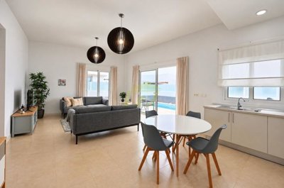 Beautifully Maintained, Fully Furnished Family Home