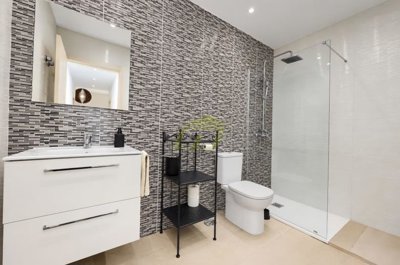 Beautifully Maintained, Fully Furnished Family Home