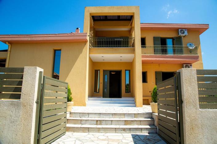 Image No.1-4 Bed House for sale