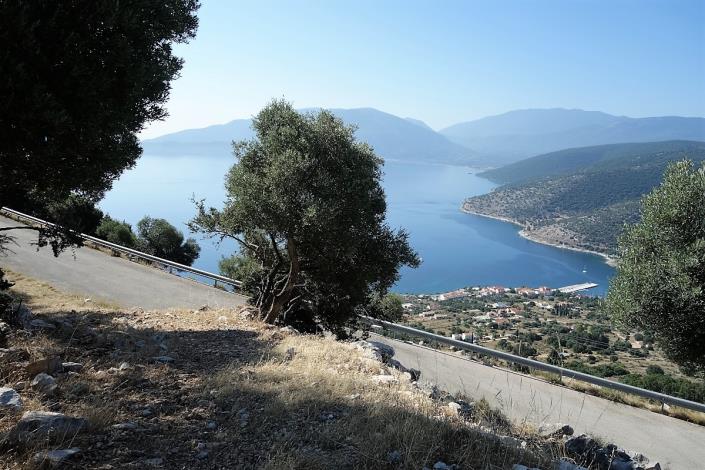 Image No.3-Terre de 4 chambres à vendre à Dendrinata