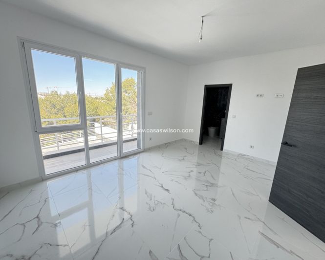 Image No.10-4 Bed Villa for sale