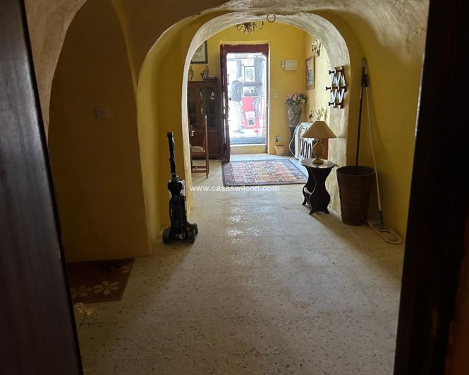 Image No.12-6 Bed Property for sale