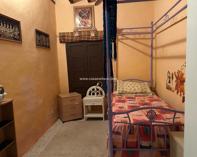 Image No.8-6 Bed Property for sale