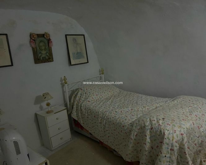 Image No.9-6 Bed Property for sale