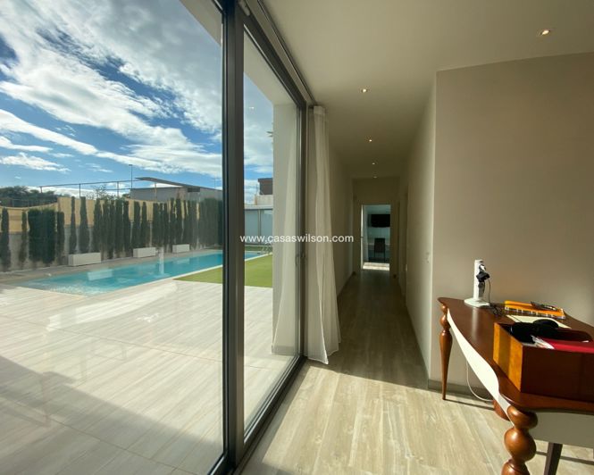 Image No.26-3 Bed Villa for sale