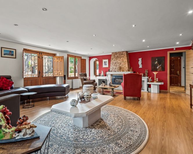 Image No.12-4 Bed Property for sale