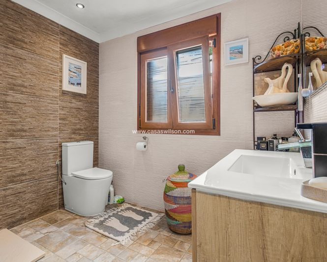 Image No.16-4 Bed Property for sale