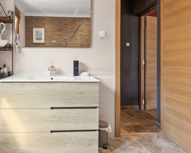 Image No.18-4 Bed Property for sale