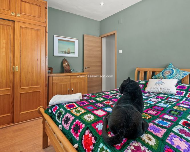 Image No.20-4 Bed Property for sale