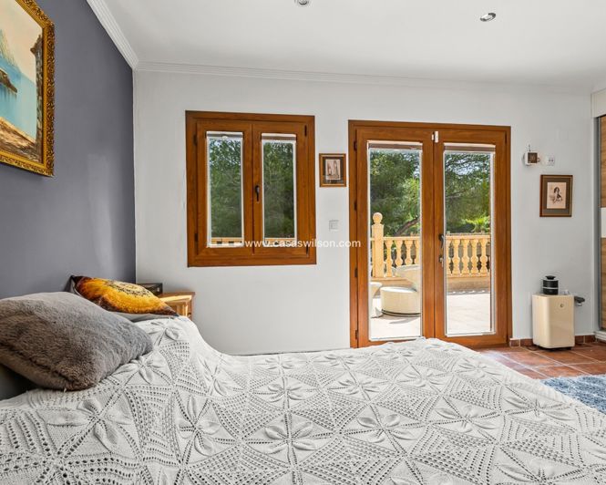 Image No.28-4 Bed Property for sale