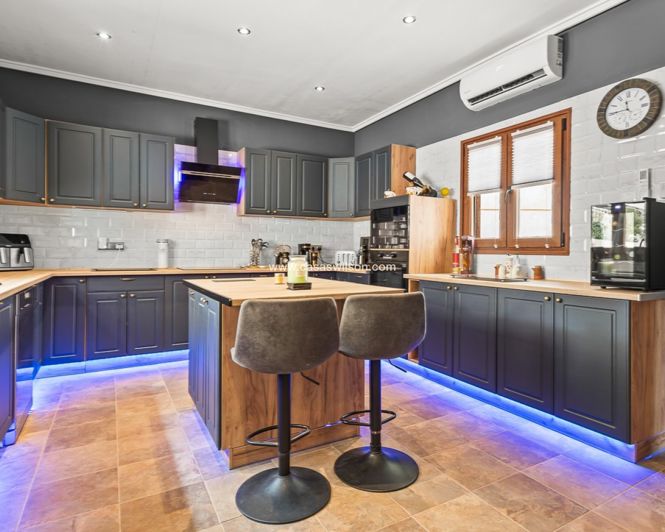 Image No.5-4 Bed Property for sale