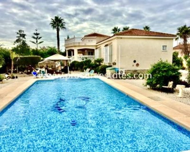 Image No.1-4 Bed Property for sale