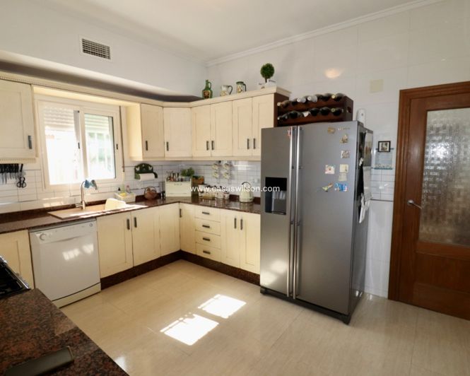 Image No.12-4 Bed Property for sale