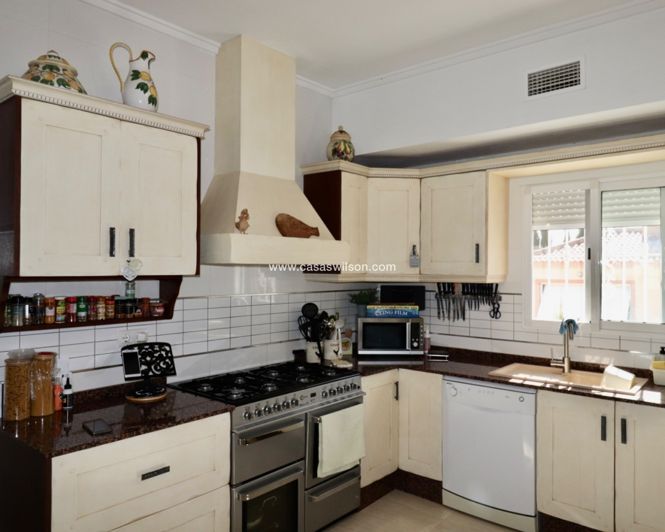 Image No.13-4 Bed Property for sale