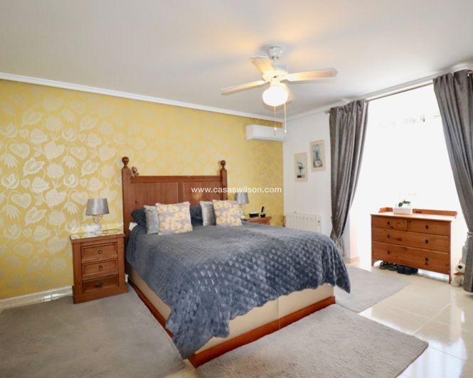 Image No.15-4 Bed Property for sale