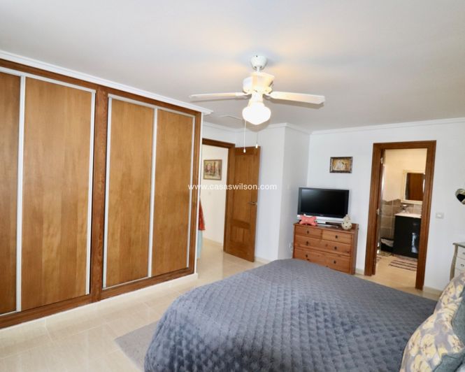 Image No.17-4 Bed Property for sale