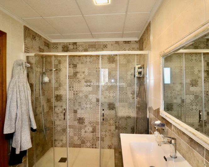 Image No.18-4 Bed Property for sale