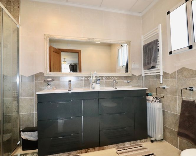 Image No.19-4 Bed Property for sale