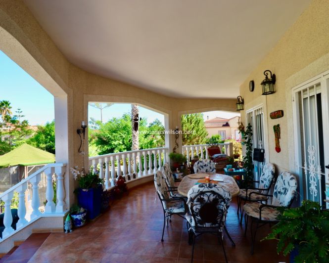 Image No.4-4 Bed Property for sale