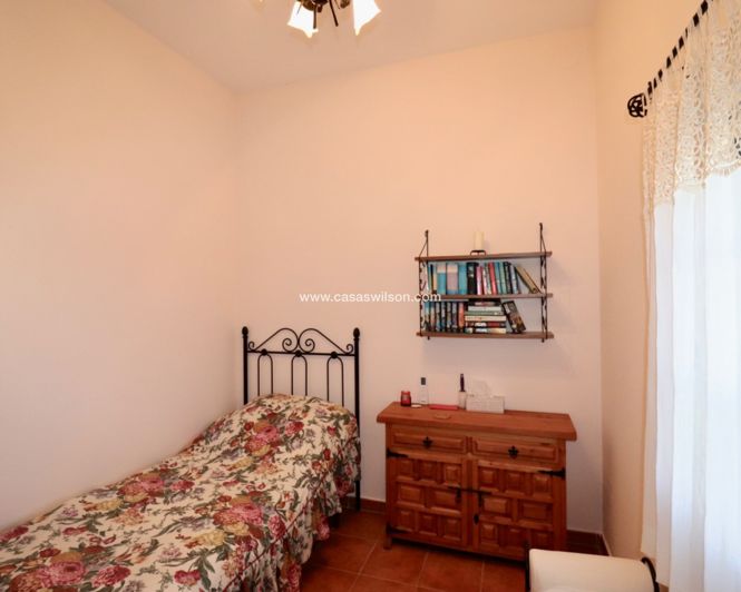 Image No.14-5 Bed Property for sale