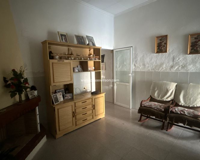 Image No.6-3 Bed House for sale