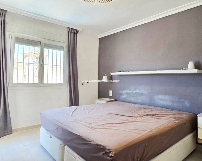 Image No.12-3 Bed Townhouse for sale