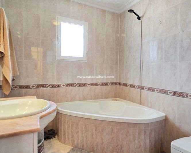 Image No.15-3 Bed Townhouse for sale