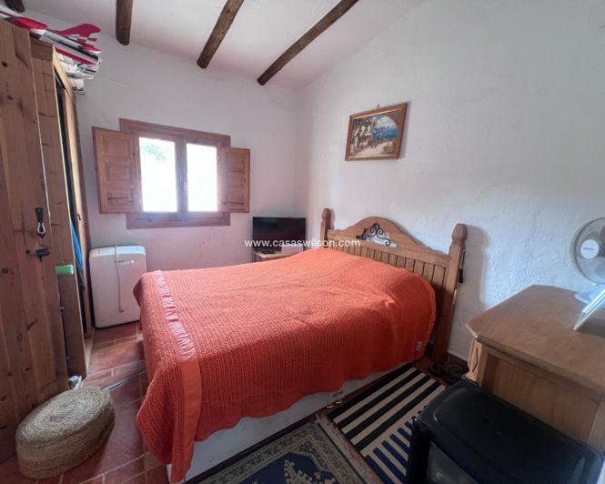 Image No.16-2 Bed Property for sale