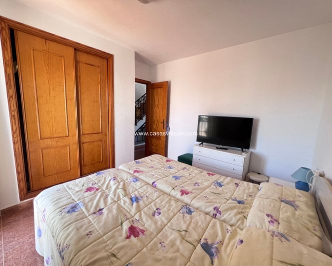 Image No.15-3 Bed House for sale