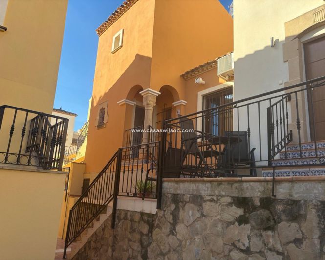 Image No.25-3 Bed Townhouse for sale