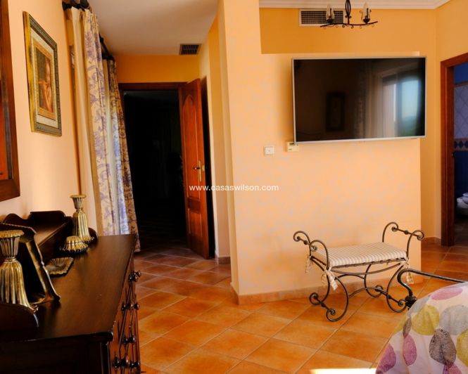 Image No.18-4 Bed Property for sale