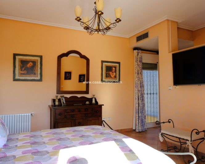 Image No.20-4 Bed Property for sale