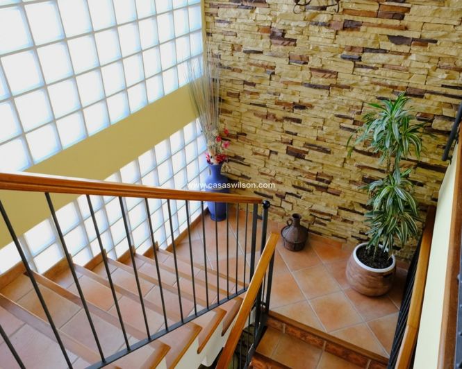 Image No.28-4 Bed Property for sale