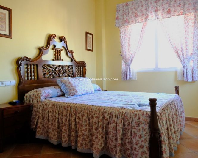 Image No.30-4 Bed Property for sale