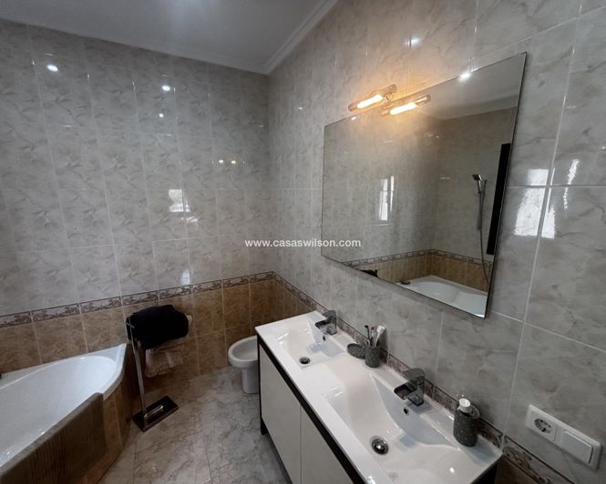 Image No.8-Propriété de 4 chambres à vendre à Ciudad Quesada