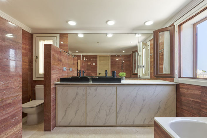 Image No.16-6 Bed Townhouse for sale