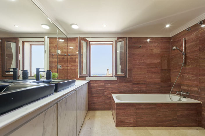 Image No.17-6 Bed Townhouse for sale