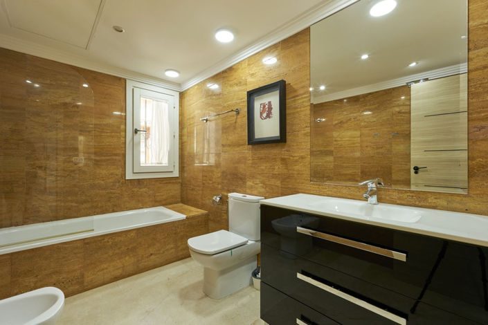 Image No.22-6 Bed Townhouse for sale