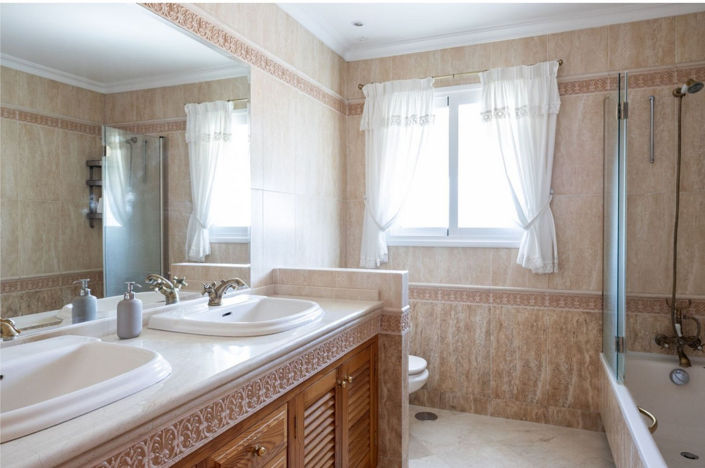 Image No.12-5 Bed Villa for sale