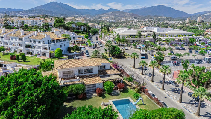 Image No.1-8 Bed Villa for sale