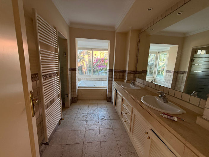 Image No.5-5 Bed Villa for sale