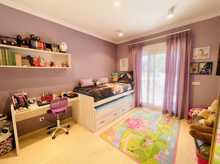 Image No.18-5 Bed Townhouse for sale