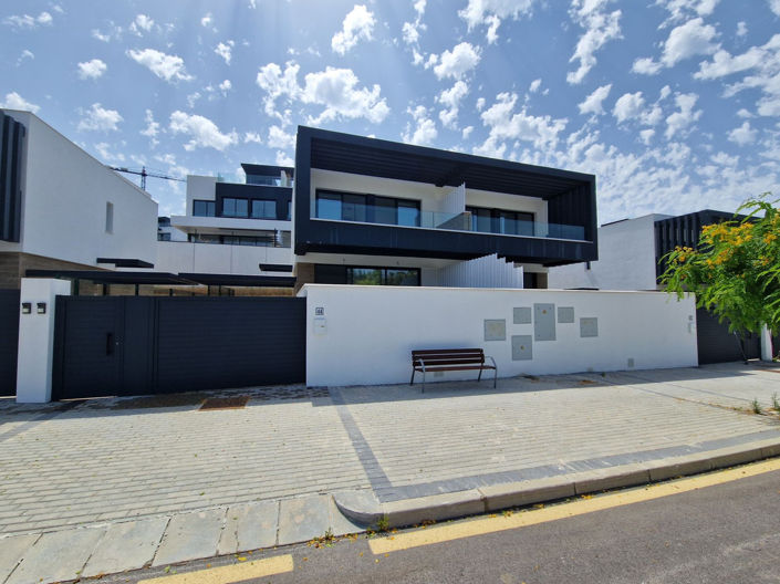 Image No.1-3 Bed Townhouse for sale