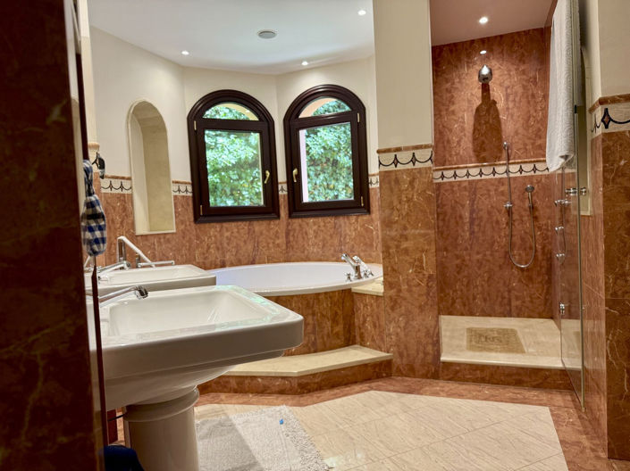 Image No.10-6 Bed Villa for sale