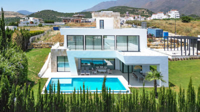 Villa de 4 chambres à vendre à Estepona