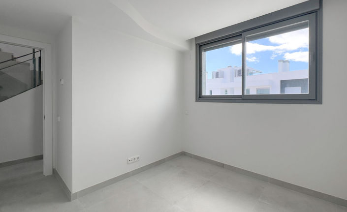 Image No.15-4 Bed Townhouse for sale