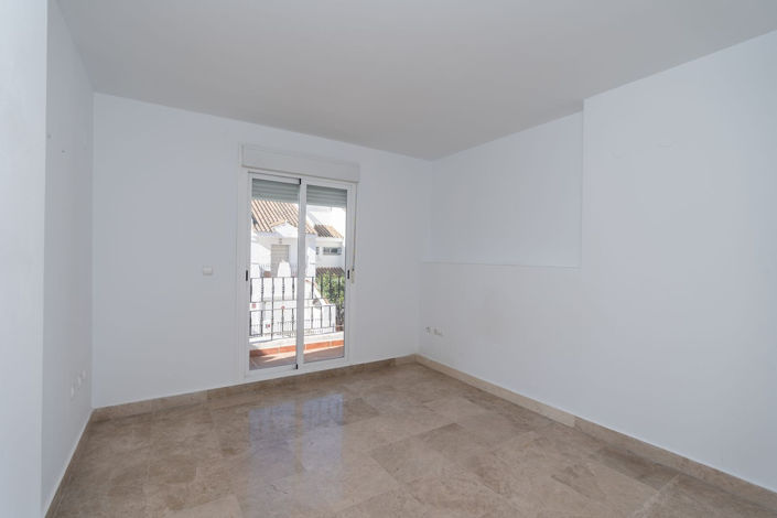 Image No.12-3 Bed Townhouse for sale