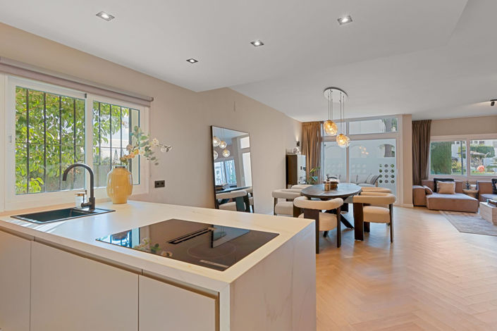 Image No.4-4 Bed Townhouse for sale