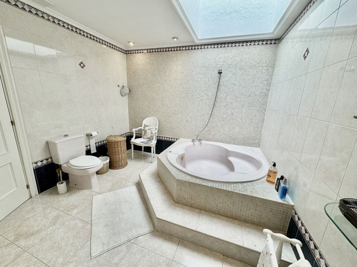 Image No.7-6 Bed Villa for sale