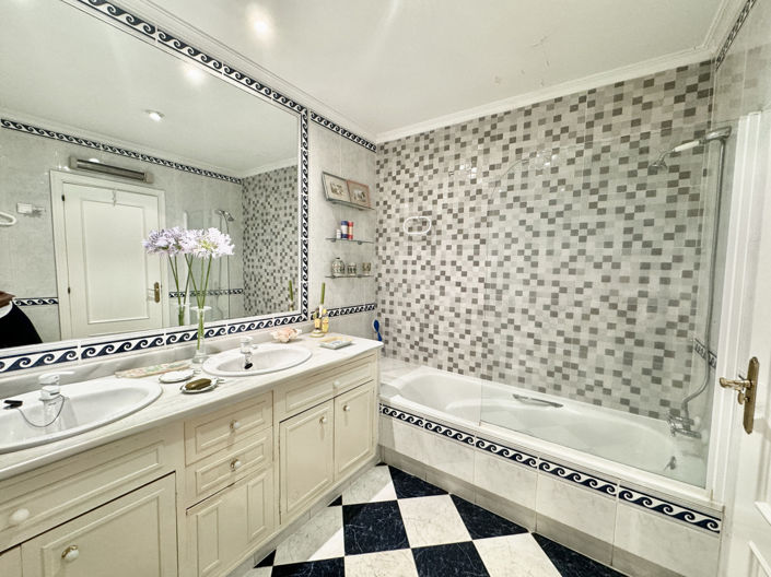 Image No.9-6 Bed Villa for sale